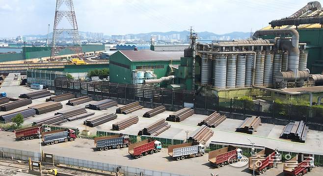 지난 18일 인천시 동구 한 제철공장 야적장에 철근이 쌓여 있다.정선식기자