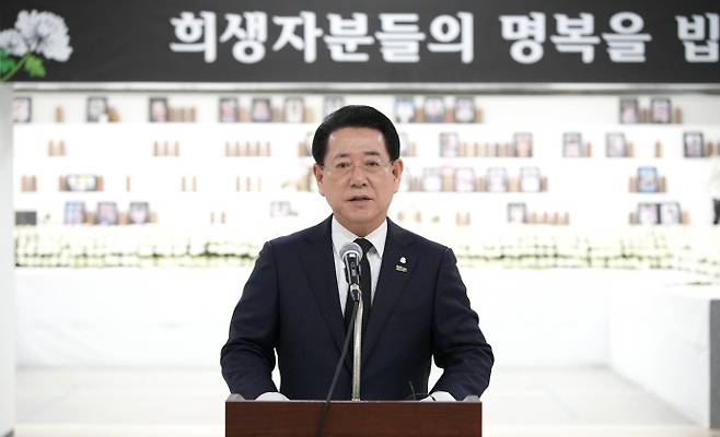 김영록 전남도지사가 지난 4월 5일 무안국제공항에서 열린 '12·29 제주항공 여객기 참사 100일 추모제'에서 추모사를 하고 있다. /전남도 제공