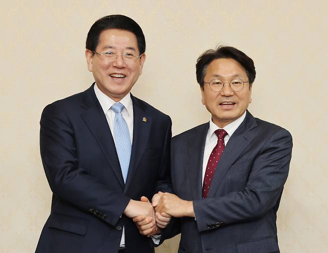 손 잡은 강기정 광주시장(오른쪽)과 김영록 전남지사. /남도일보 자료사진