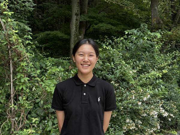 성장 소설&nbsp;〈덜 익은 여름〉을 마산 양덕여중 2학년 손예진 작가가 여름 녹음 앞에 서&nbsp;있다. /주성희 기자