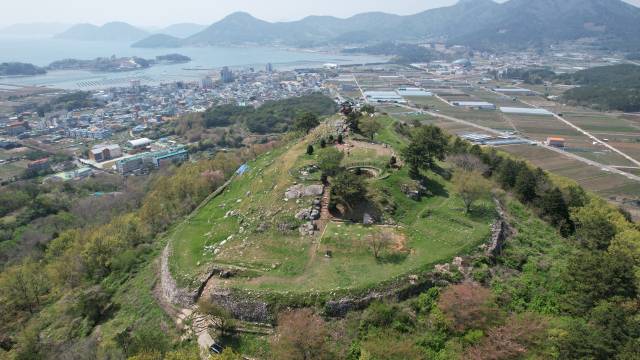 거제시 거제면 동상리 수정봉 정상에 남은 수정산성 흔적. 거제시 제공