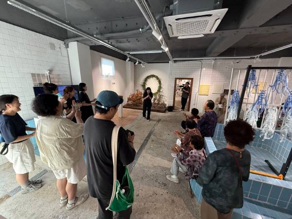 19일 의성 안계미술관에서 열린 전시 '마을이라는 이름' 아티스트 토크 현장, 주민과 관람객들이 작가의 설명에 귀 기울이며 박수로 호응하고 있다"