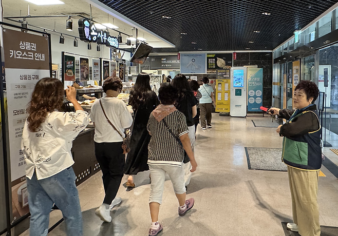20일 오후 2시쯤 대구 북구 이마트 칠성점에서, 주민들이 민방위 대원의 안내에 따라 대피하고 있다. 박영민 기자.
