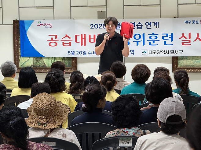 20일 오후 2시 15분쯤 대구 달서구 용산역 민방위 훈련 대피소에서 심폐소생술 전문강사가 시범을 보이고 있다. 구경모 기자.