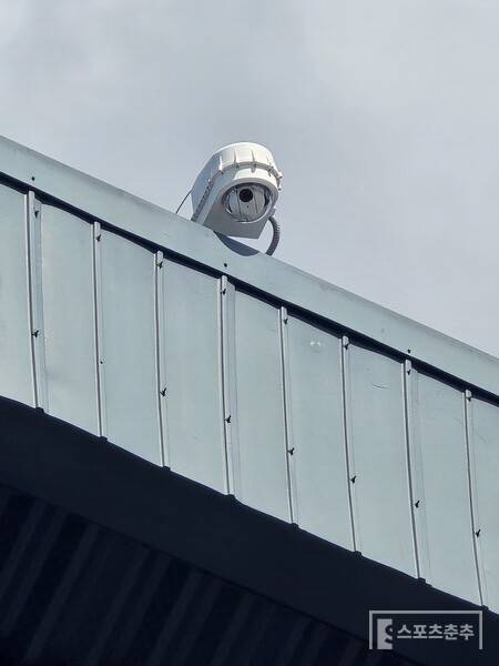 잠실구장에 설치된 체크스윙 카메라. (사진=스포츠춘추 황혜정 기자)