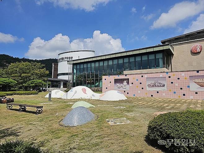 같은 날 도보 3분(168m) 거리인 목포생활도자박물관 입구가 관람객 하나 없이 텅 비어있다. 평일 기준 2~300명이 찾는 플레이파크 관람객이 갓바위문화지구 내 문화기관들과 시너지를 내지 못하고 있다.