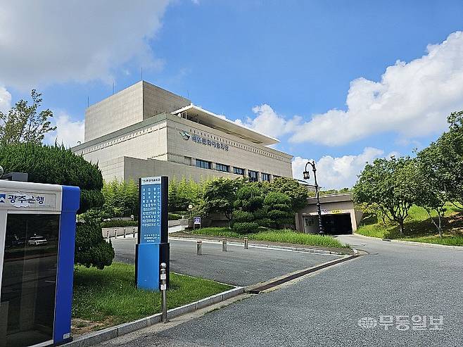 바로 맞은편(254m 거리)에 위치한 목포문화예술회관이 오가는 사람 없이 휑하다. 마티네·렉처 콘서트 등 주간 공연을 기획하거나 스탬프 투어, 할인혜택 제공 등을 통해 관람객을 흡수할 필요성이 제기된다.