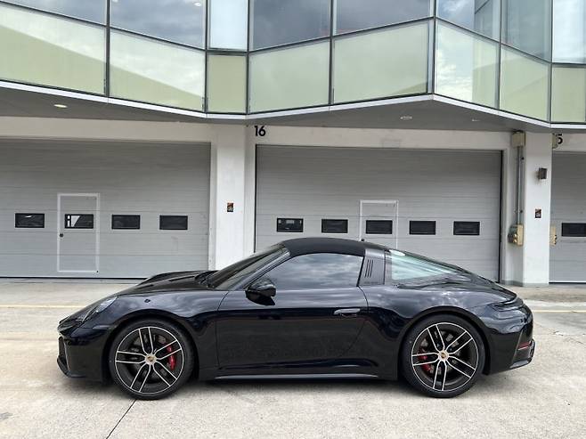 주행 대기 중인 911 타르가 4GTS. 사진=이상진