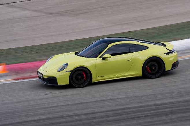주행 중인 신형 911 GTS. 사진=포르쉐 코리아