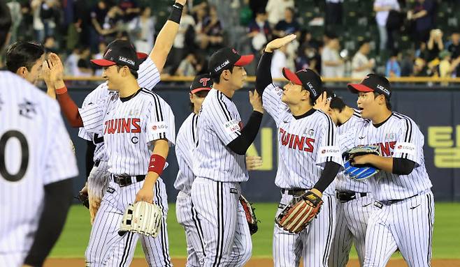 19일 서울 잠실야구장에서 열린 프로야구 롯데와 LG의 경기에서 승리한 LG선수들이 경기 후 환호하고 있다. 사진=연합뉴스