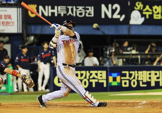 19일 서울 잠실야구장에서 열린 프로야구 롯데와 LG의 경기, 8회 말 원아웃 주자 1루 상황 LG 김현수가 투런홈런을 날리고 있다. 사진=연합뉴스