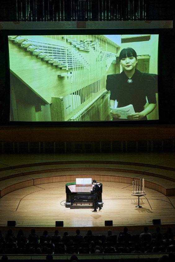 오르간 내부를 실시간으로 설명하고 있는 김경민의 모습(사진=롯데문화재단).