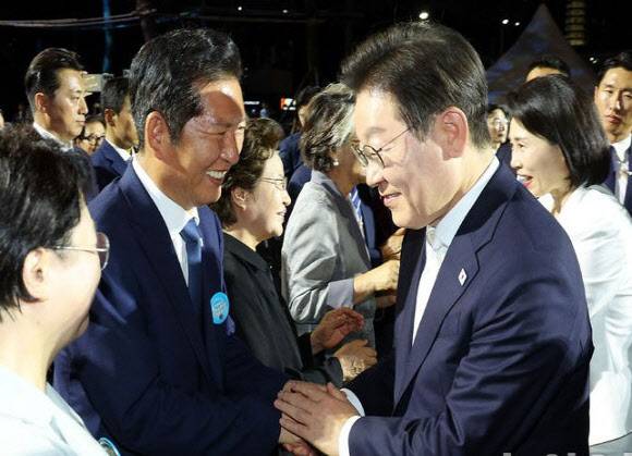 더불어민주당 정청래 대표가 19일 아시아태평양경제협력체(APEC) 정상회의가 열리는 경북 경주화백컨벤션센터(HICO) 등 시설들을 돌아본 뒤 국립경주박물관에서 점검결과 브리핑을 하고 있다. (사진=연합뉴스)