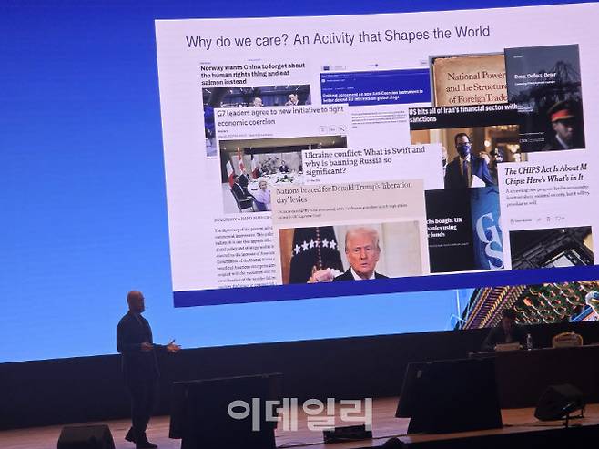 마테오 마조리 스탠포드대 교수가 20일 서울 삼성동 코엑스에서 열린 2025 세계경제학자대회에서 ‘지경학’을 주제로 강연을 하고 있다.