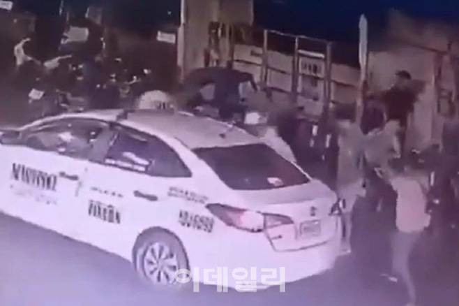 지난 15일(현지시간) 필리핀 수도 마닐라 번화가인 말라테구 길거리에서 일본인 여행객 2명이 총격 피살되는 장면이 담긴 CCTV 영상 장면. (사진=사우스차이나모닝포스트(SCMP) 홈페이지 캡처)