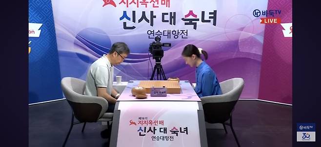 유창혁 9단(왼쪽)과 김은지 9단이 대국에 앞서 인사를 하고 있다.(사진 바둑TV 캡처)