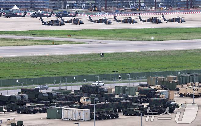 경기 평택시 주한미군기지 캠프 험프리스에 미군 헬기와 차량들이 세워져 있다. 2025.8.17/뉴스1 ⓒ News1 구윤성 기자