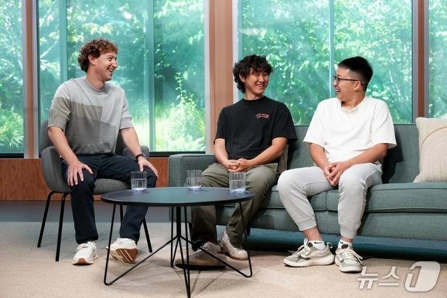 마크 저커버그 메타 CEO·알렉산더 왕 메타 최고AI책임자(CAIO)·자오셩자 메타초지능연구소 수석과학자(마크 저커버그 스레드 갈무리)