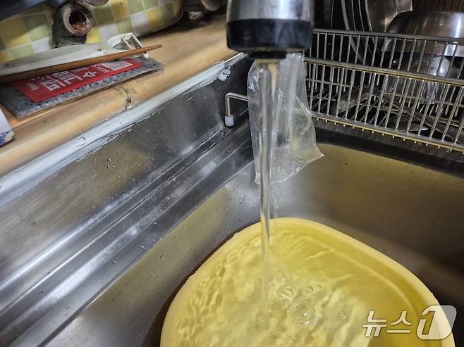 극심한 가뭄으로 식수난을 겪고있는 강원 강릉시가 세대별 계량기를 최대 50% 잠그는 '제한급수' 조치를 실시한 20일 오전, 수도계량기 밸브를 조절한 홍제동의 한 주택 주방 물줄기가 눈에 띄게 약해져 있다. 2025.8.20/뉴스1 윤왕근 기자