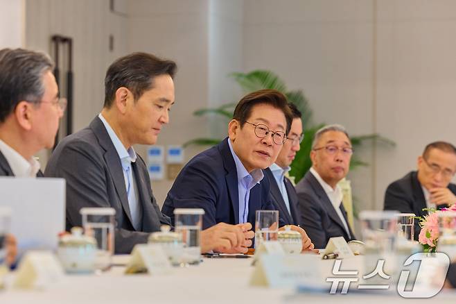 이재명 대통령이 19일 서울 용산 대통령실 청사에서 열린 미일 순방 동행 경제단체 및 기업인 간담회에서 발언하고 있다. (대통령실 제공. 재판매 및 DB 금지) 2025.8.19/뉴스1 ⓒ News1 허경 기자