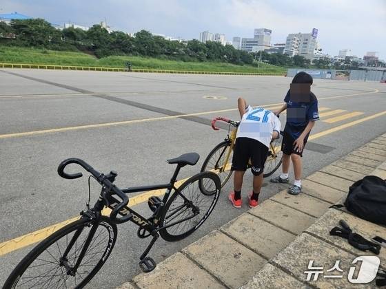 픽시 자전거를 타는 초등학생들(기사와 관련 없음) 2025.6.16/뉴스1 이재규 기자