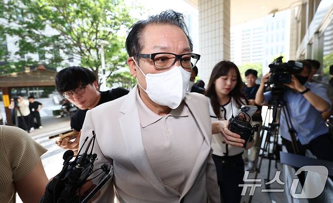 2018년 지방선거 공천헌금 의혹 혐의를 받는 건진법사 전성배씨가 지난 6월 23일 오전 서울 양천구 서울남부지법에서 열린 3차 공판에 출석하고 있다. (공동취재) 2025.6.23/뉴스1 ⓒ News1 장수영 기자