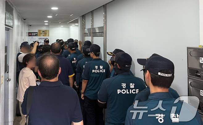 서울경찰청 공공범죄수사대가 20일 서울 용산구에 위치한 황교안 전 국무총리가 이끄는 단체인 부정선거부패방지대'(부방대) 사무실을 압수수색하고 있다. 2025.8.20/뉴스1 ⓒ News1 김형준 기자
