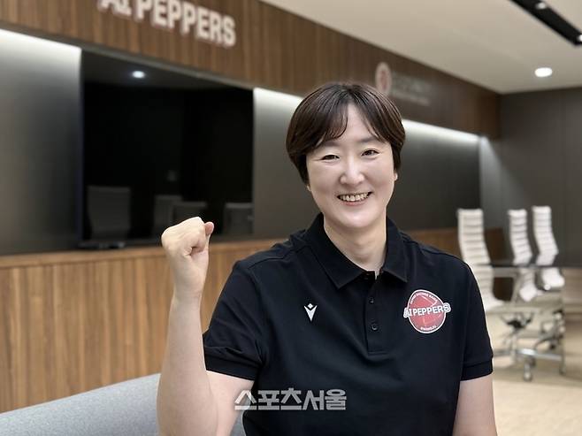 페퍼저축은행 장소연 감독이 18일 페퍼스타디움에서 본지와 만나 인터뷰한 뒤 포즈를 취하고 있다.  광주 | 정다워 기자