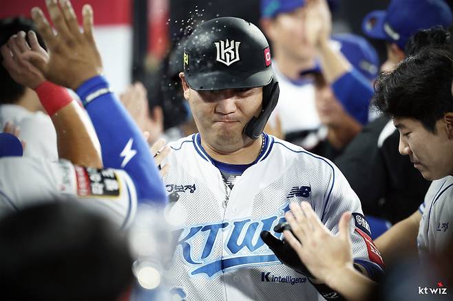 KT 장성우가 25일 수원케이티위즈파크에서 열린 2025 KBO리그 삼성전에서 5회말 좌월 투런 홈런을 때린 후 더그아웃으로 돌아와 동료들의 축하를 받고 있다. 사진 | KT 위즈