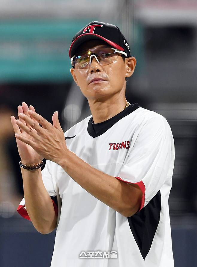 LG 염경엽 감독이 선수들을 향해 박수를 보내고 있다. 수원 | 박진업 기자 upandup@sportsseoul.com