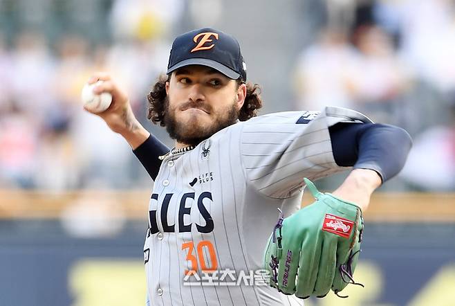 한화 폰세가 잠실구장에서 열린 2025 KBO리그 LG와 경기에 선발 등판해 힘차게 공을 던지고 있다. 잠실 | 박진업 기자 upandup@sportsseoul.com