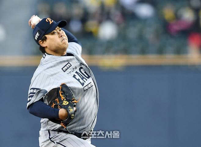 한화 류현진이 잠실구장에서 열린 2025 KBO리그 LG와의 경기에 선발 등판해 힘차게 공을 던지고 있다. 잠실 | 박진업 기자 upandup@sportsseoul.com