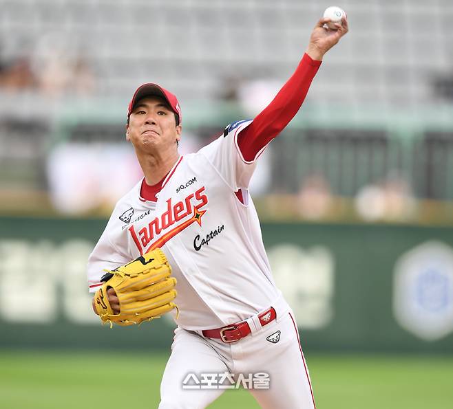 SSG 선발투수 김광현이 8일 인천 SSG랜더스필드에서 열린 2025 KBO리그 KT와 경기에서 역투하고 있다. 문학 | 최승섭 기자 thunder@sportsseoul.com