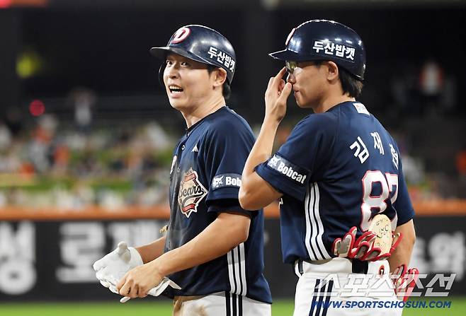 19일 대전 한화생명볼파크에서 열린 한화 이글스와 두산 베어스의 경기. 9회초 1사 3루 두산 정수빈이 내야 땅볼로 경기를 역전 득점을 올린 뒤 환호하고 있다. 대전=박재만 기자 pjm@sportschosun.com/2025.08.19/