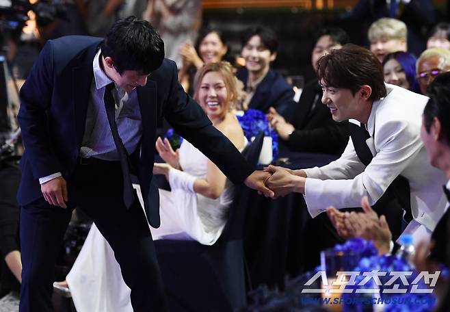 제4회 청룡시리즈어워즈(Blue Dragon Series Awards)가 18일 인천 파라다이스시티에서 열렸다. 남자예능인상을 수상한 기안84가 함께 후보에 오른 김원훈과 악수하고 있다. 인천=정재근 기자cjg@sportschosun.com/2025.07.18/