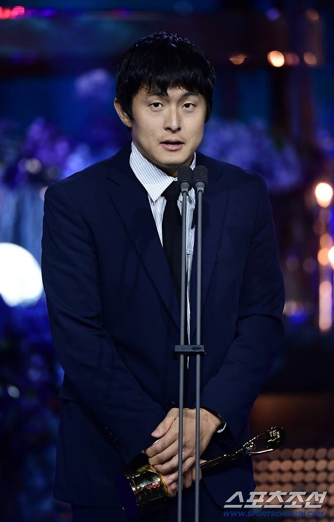 제4회 청룡시리즈어워즈(Bluedragon Series Awards)가 18일 인천 파라다이스시티에서 열렸다. 남자예능인상을 수상한 기안84가 수상 소감을 말하고 있다. 인천=허상욱 기자 wook@sportschosun.com/2025.07.18/
