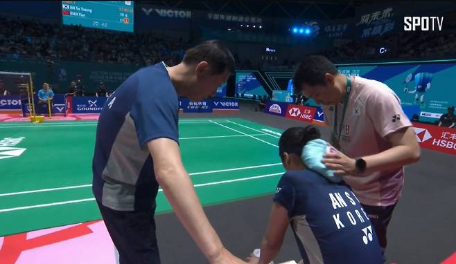 안세영이 중국오픈 준결승 2게임에서 인터벌에 들어간 뒤 오른 무릎 통증을 호소하며 박주봉 감독(왼쪽)과 상의하고 있다. SPOTV 중계 화면 캡처