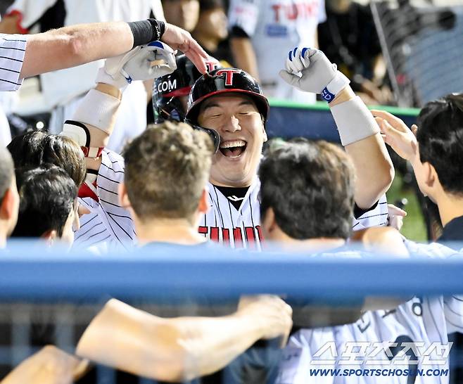 19일 잠실야구장에서 열린 롯데와 LG의 경기, 8회말 1사 1루 김현수가 2점홈런을 치고 기뻐하고 있다. 잠실=허상욱 기자wook@sportschosun.com/2025.08.19/