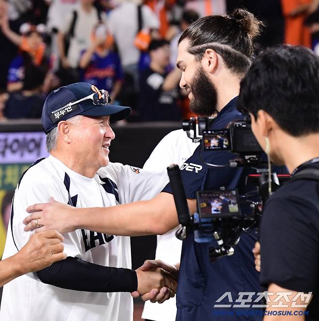 경기 종료 후 폰세와 승리의 기쁨을 나누는 김경문 감독.