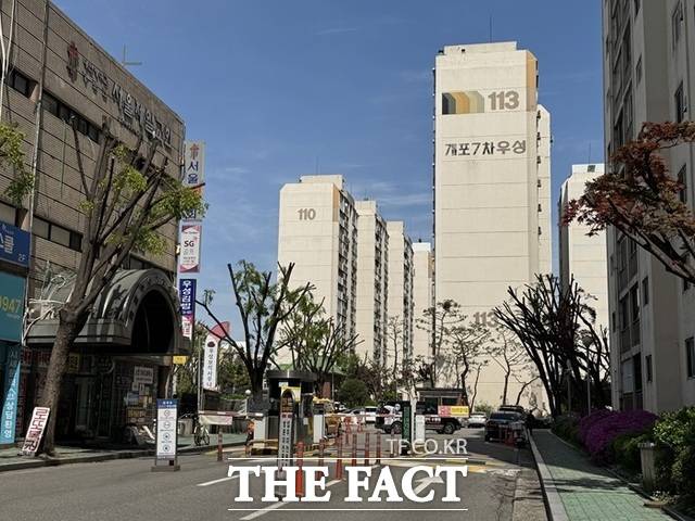 서울 강남구 개포우성7차 재건축 수주전에서는 주택담보인정비율(LTV) 100%를 넘는 수준의 한도 없는 추가이주비 제안이 나왔다./황준익 기자