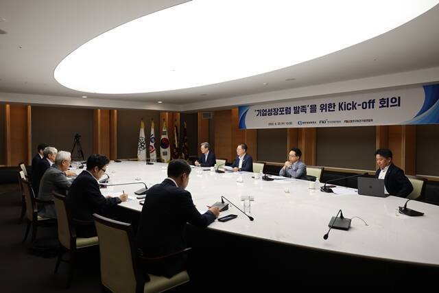 20일 서울 중구 상의회관에서 열린 '기업성장포럼' 발족 킥오프 회의 참석자들이 한국 경제의 역동성 저하 원인과 개선 방향을 논의하고 있다. /대한상의