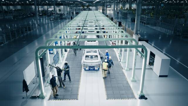 HMGMA 차체 공장에서 차체가 자율주행 운반 로봇(AGV)에 실려 이동하는 모습 (사진=현대자동차)