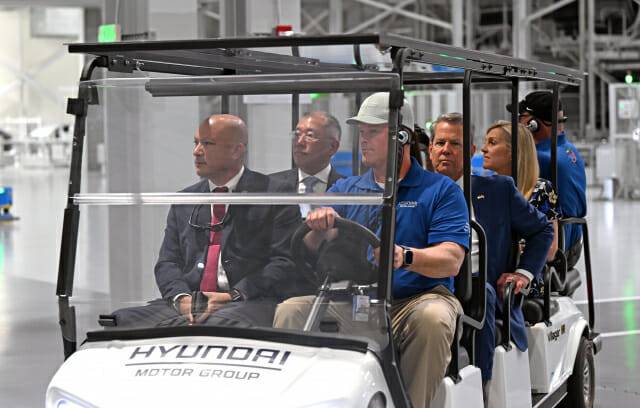 (2열 왼쪽부터) 정의선 현대차그룹 회장과 브라이언 켐프 조지아 주지사가 HMGMA 생산 라인을 둘러보고 있는 모습 (사진=현대자동차)