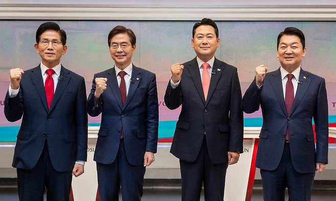 국민의힘 김문수(왼쪽부터), 조경태, 장동혁, 안철수 당 대표 후보가 19일 오후 서울 중구 TV조선 스튜디오에서 열린 ‘당 대표 후보자 TV토론회' 에 참석해 포즈를 취하고 있다./국회사진기자단