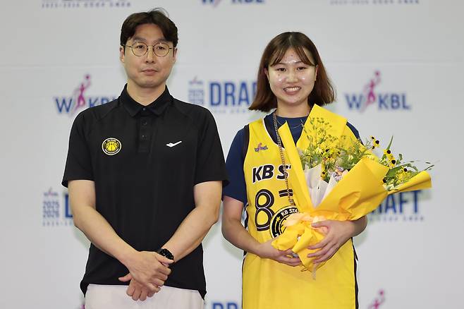 20일 오후 경기 부천시 부천체육관에서 열린 여자프로농구(WKBL) 2025~2026 신인선수 드래프트에서 1라운드 3순위로 KB스타즈에 지명된 사천시청 고리미가 김완수 감독과 기념촬영을 하고 있다. /뉴시스
