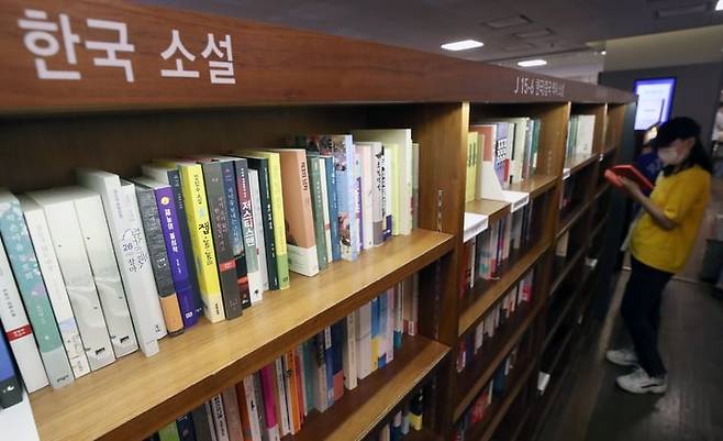 서점가의 한국 소설 매대. /뉴시스