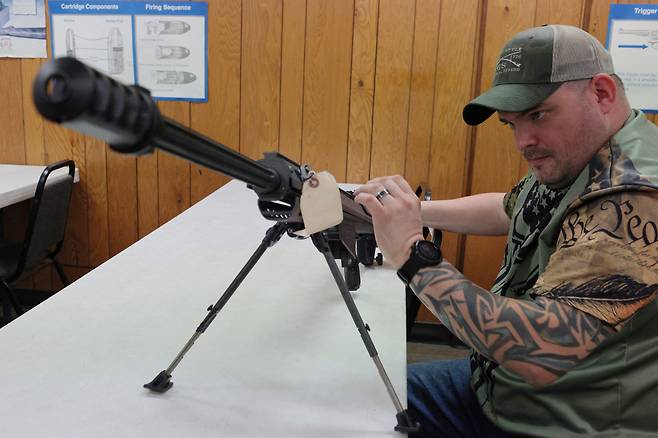 2023년 6월 26일, 미국 위스콘신주 라신에 있는 슈터스 스포츠 센터 총포 매장에서 한 직원이 로이터 통신에 .50구경 배럿 M107A1 반자동 소총을 보여주고 있다. /연합뉴스