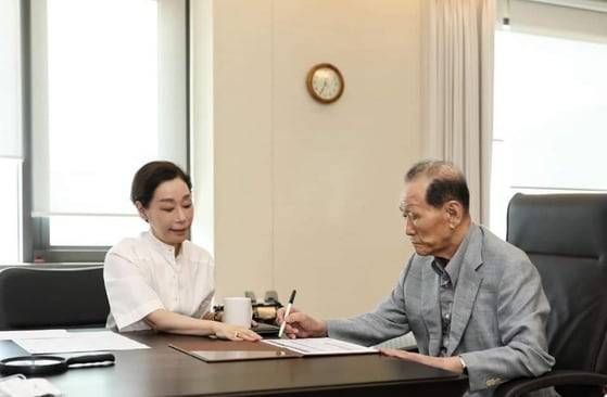 구지은 전 아워홈 부회장과 구자학 아워홈 창업주. 아워홈 마곡 본사 집무실에서 찍은 사진. /구지은 페이스북 캡처