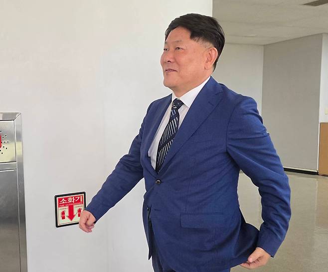 김정규 타이어뱅크 회장이 지난달 23일 대전고등법원 법정으로 향하고 있다. 그는 대리점 명의를 위장해 수십억원을 탈세한 혐의로 2심에서 실형을 선고받았다./연합뉴스