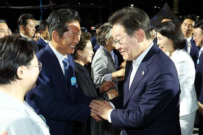 이재명 대통령이 지난 15일 서울 세종대로 광화문광장에서 열린 21대 대통령 국민임명식 '광복 80년, 국민주권으로 미래를 세우다' 행사에서 정청래 더불어민주당 대표와 인사하고 있다. ⓒ뉴시스